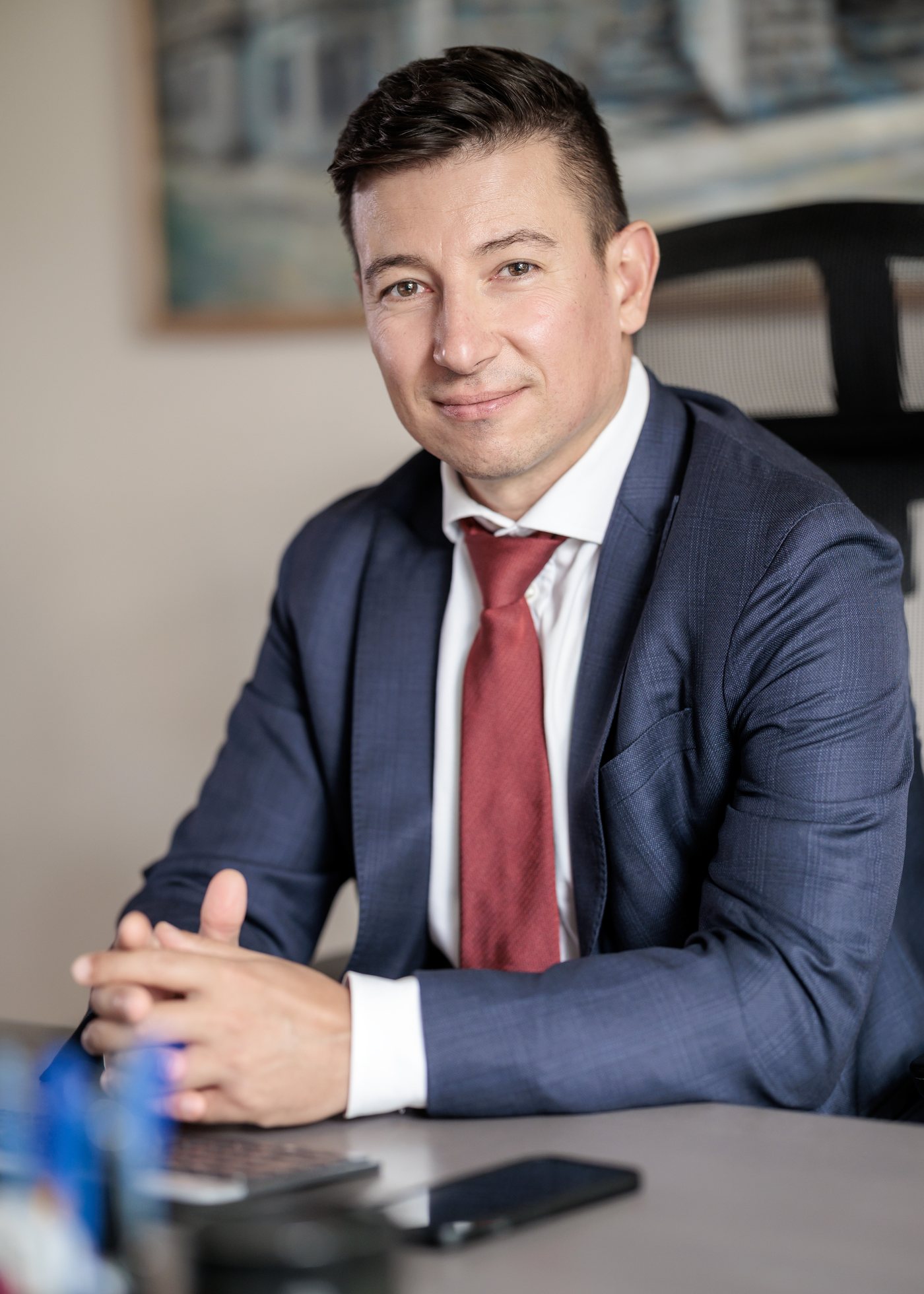 Адвокат Дойчин Иванов на бюрото си